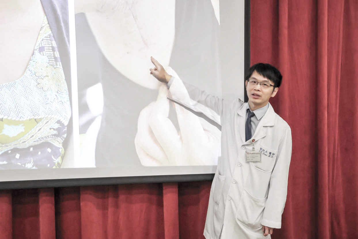 耳鼻喉科部劉紹正醫師說明為病人提供兼顧腫瘤切除安全與外觀考量的微創手術選擇